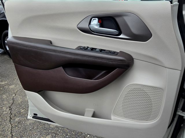 Used 2017 Chrysler Pacifica - photo 26