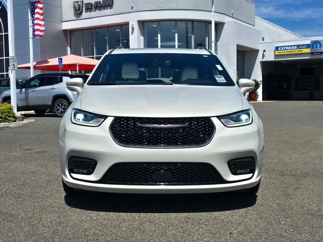 Used 2021 Chrysler Pacifica - photo 2