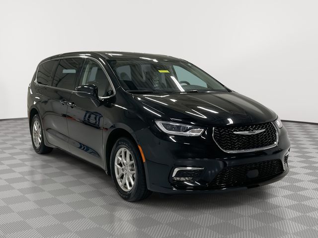 Used 2024 Chrysler Pacifica Touring L Minivan - photo 1
