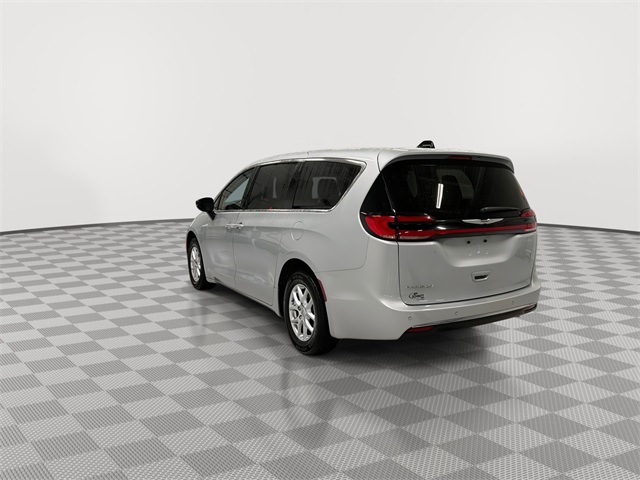 Used 2024 Chrysler Pacifica - photo 11