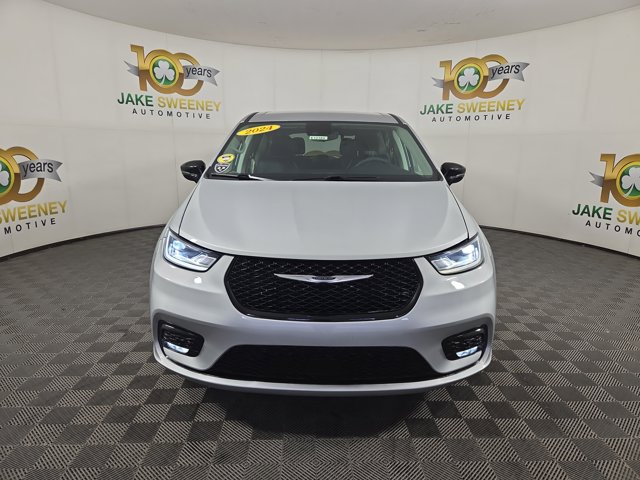 Used 2024 Chrysler Pacifica - photo 2
