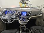 Used 2017 Chrysler Pacifica Minivan thumbnail 11