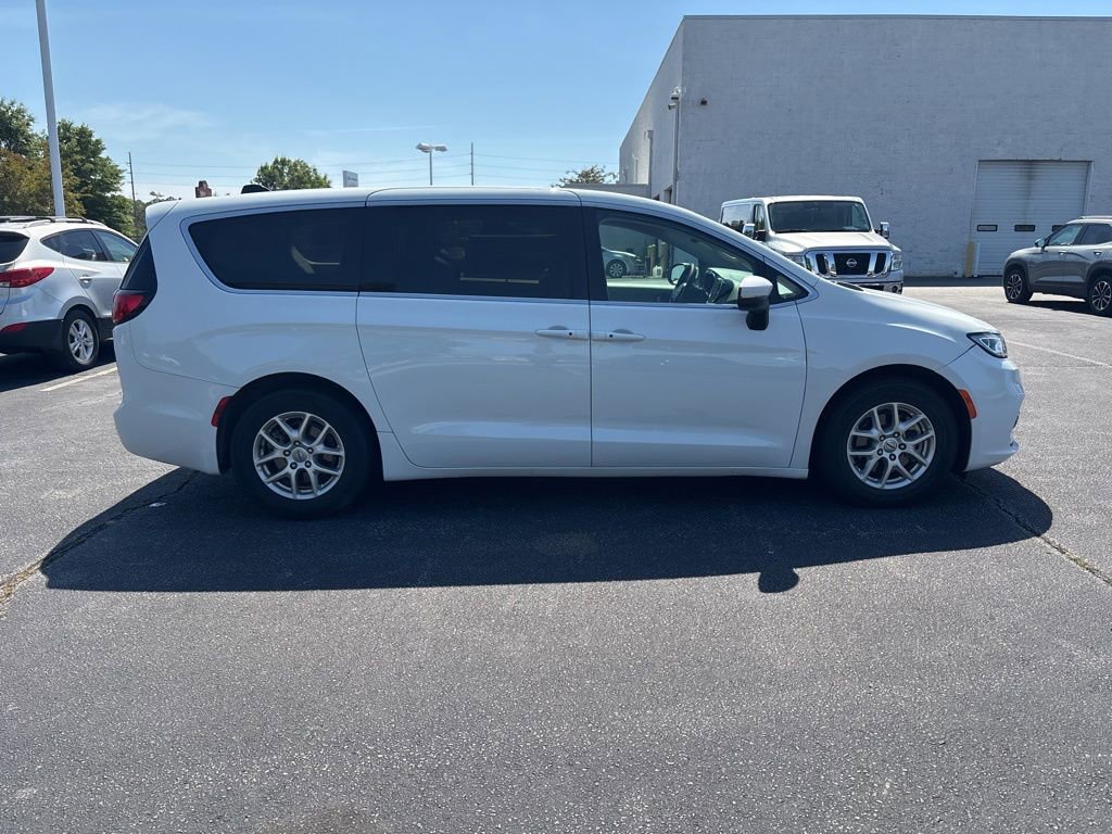 Used 2023 Chrysler Pacifica - photo 2