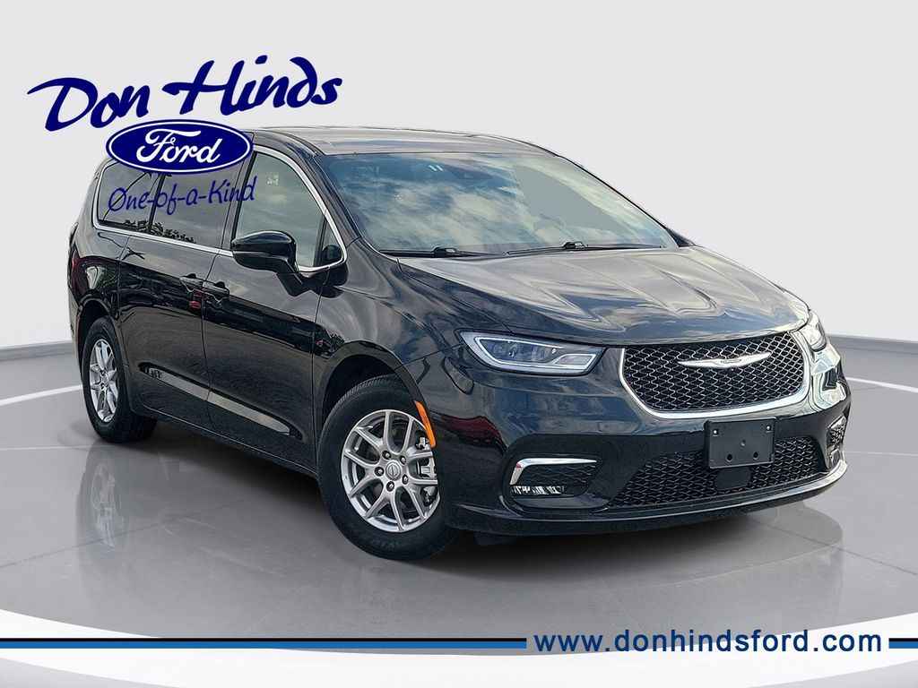 Used 2025 Chrysler Pacifica - photo 1