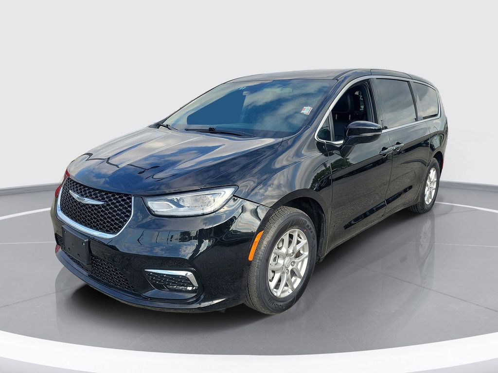 Used 2025 Chrysler Pacifica - photo 2