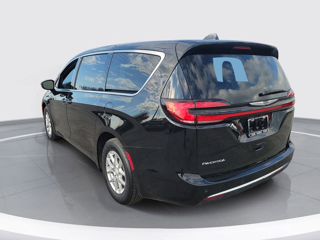Used 2025 Chrysler Pacifica - photo 5