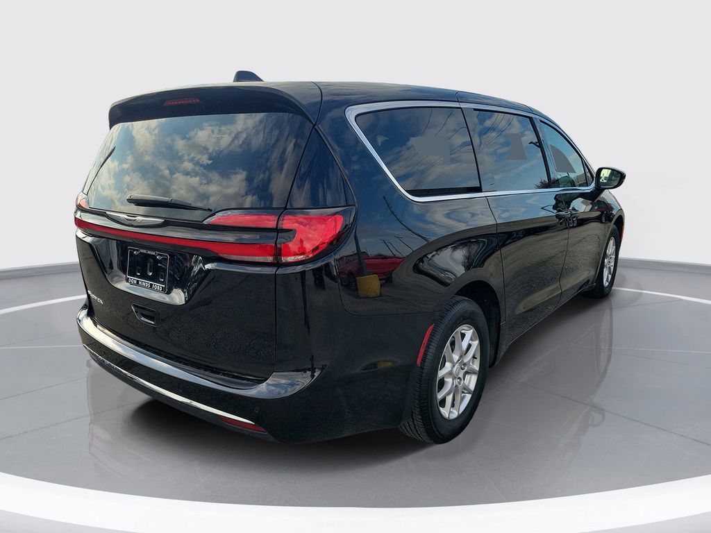 Used 2025 Chrysler Pacifica - photo 6