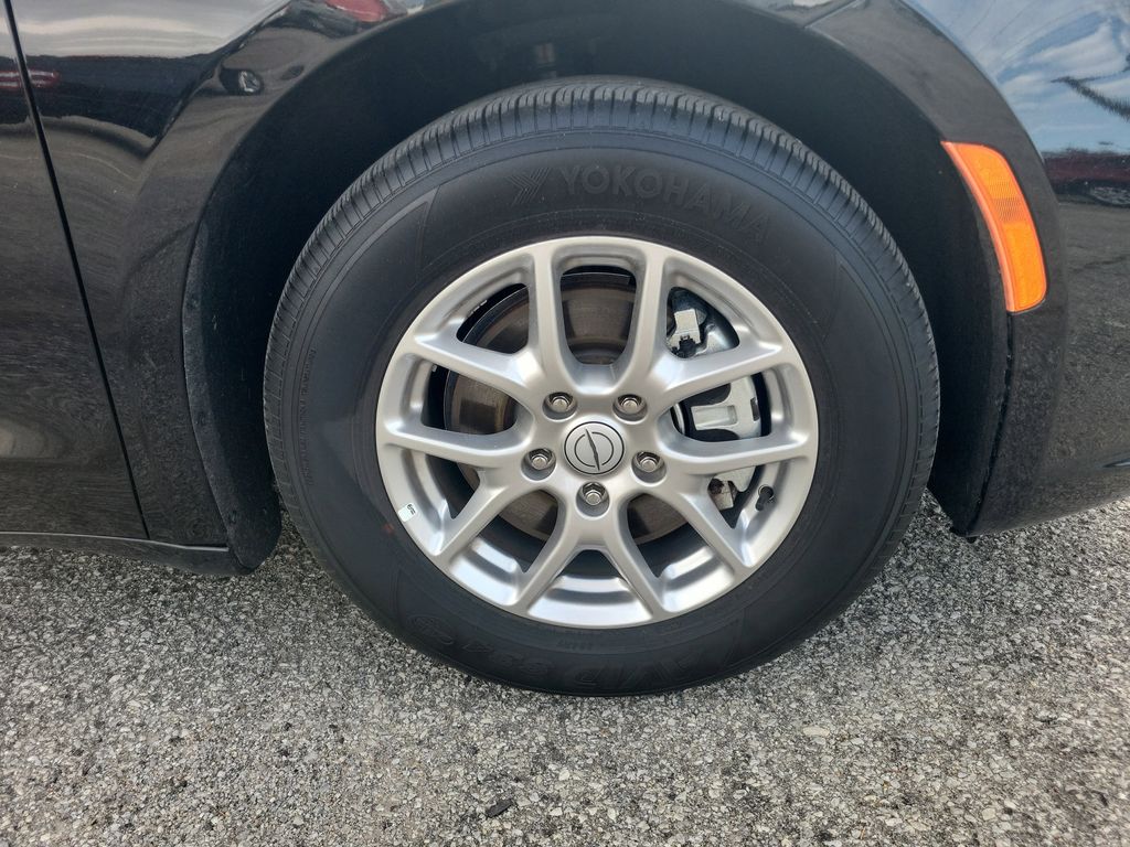 Used 2025 Chrysler Pacifica - photo 7
