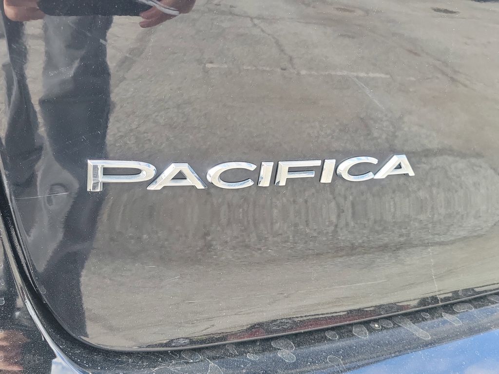 Used 2025 Chrysler Pacifica - photo 9