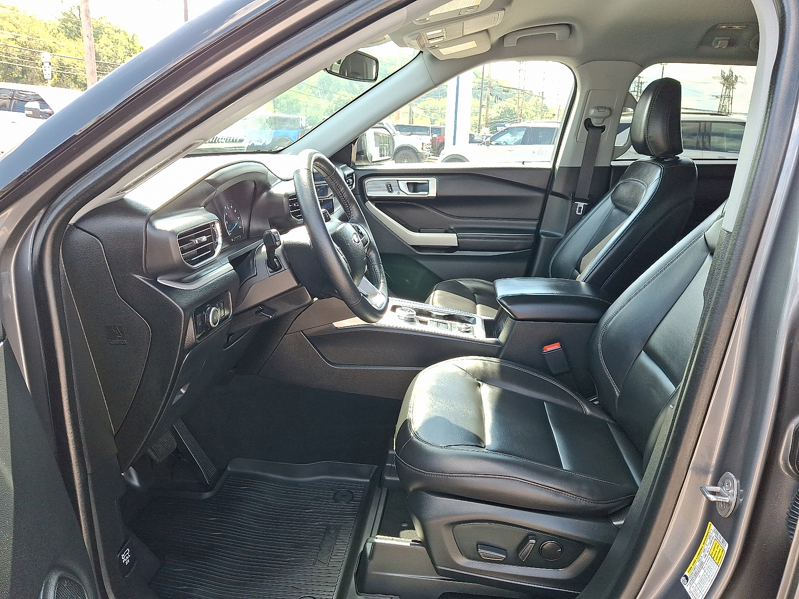 Used 2024 Ford Explorer - photo 2
