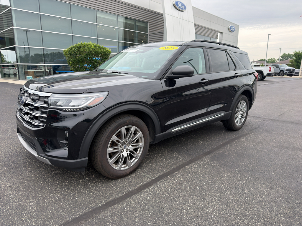 Used 2025 Ford Explorer - photo 2