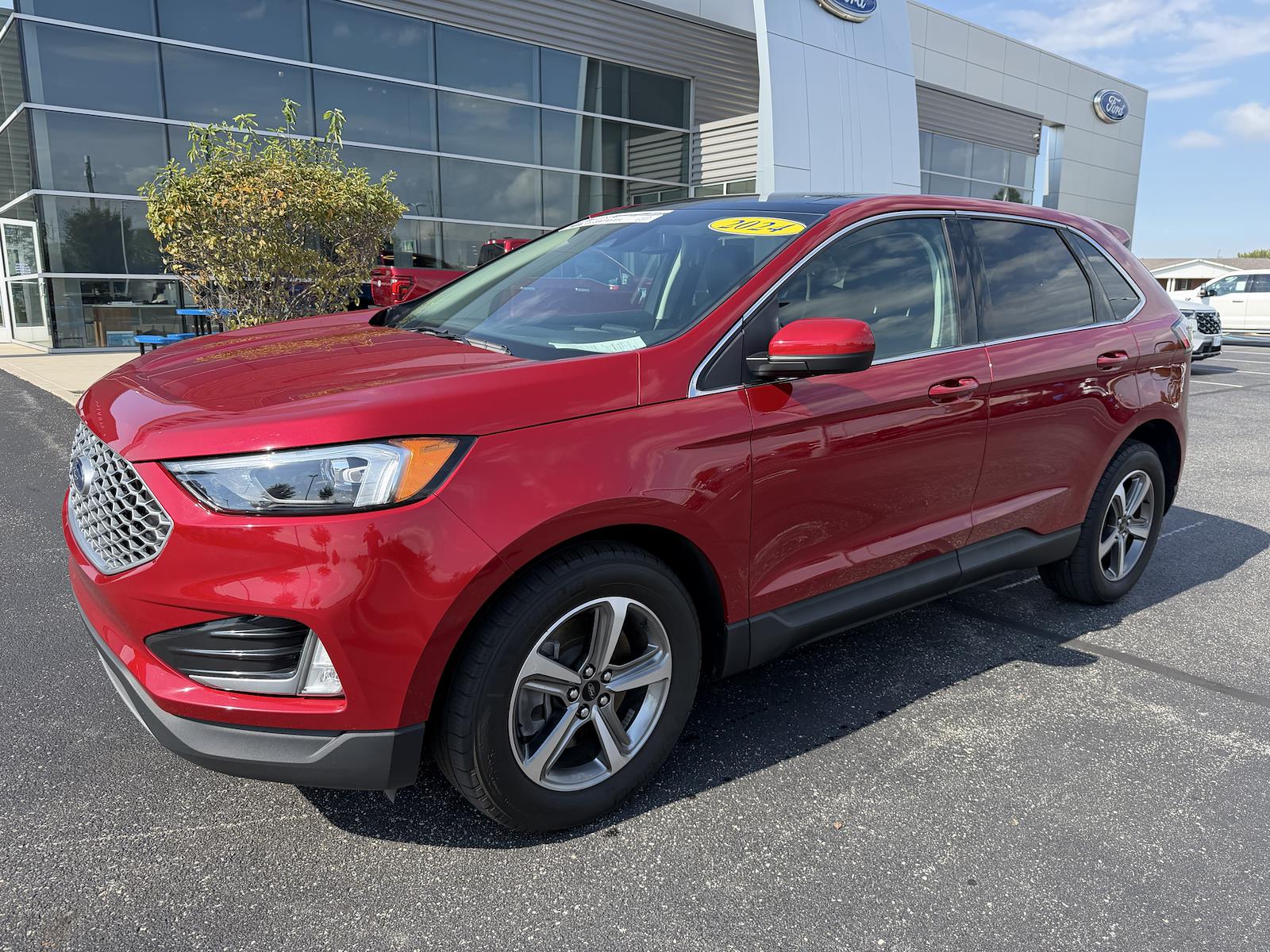 Used 2024 Ford Edge - photo 2