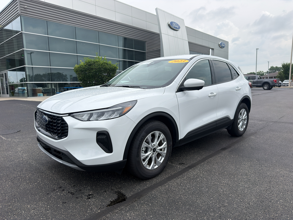 Used 2023 Ford Escape - photo 2