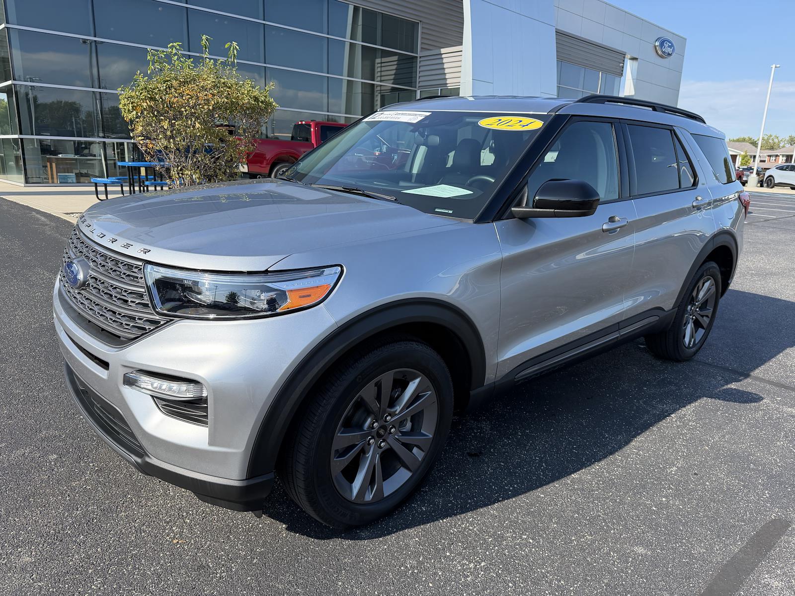 Used 2024 Ford Explorer - photo 2