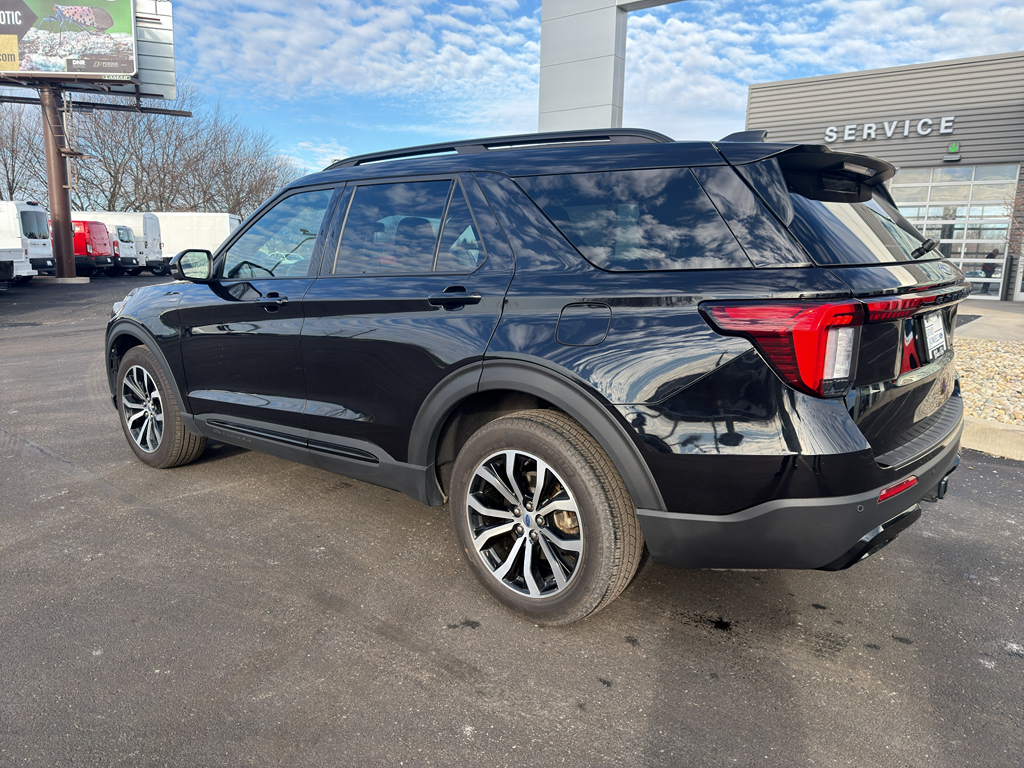 Used 2025 Ford Explorer - photo 2