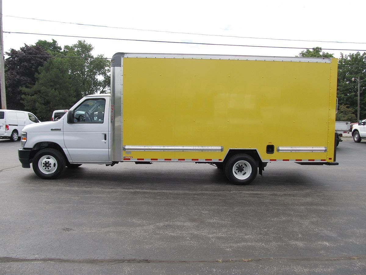 Used 2022 Ford E-350 - photo 6