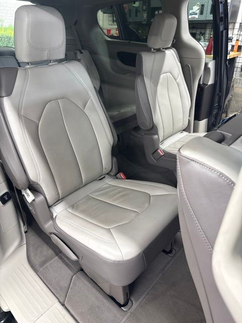 Used 2017 Chrysler Pacifica - photo 1