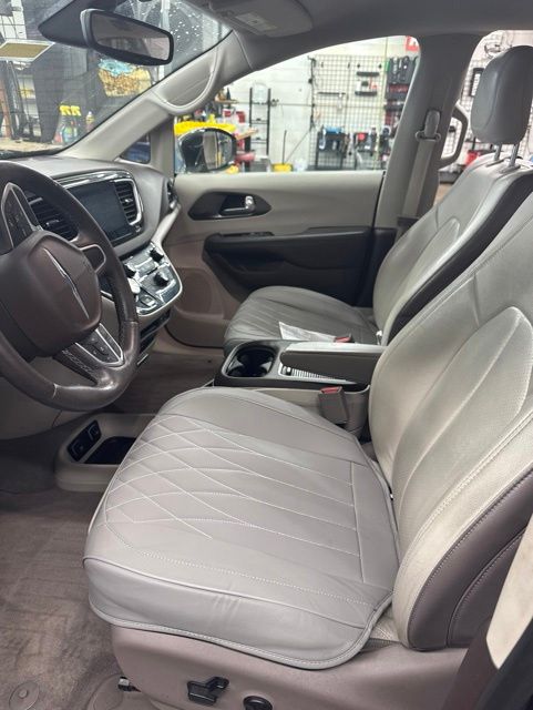 Used 2017 Chrysler Pacifica - photo 2
