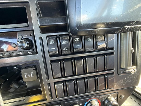 Used 2023 Mack MD6 - photo 19