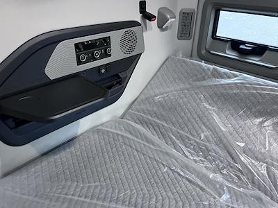 New 2026 Volvo VNL - photo 1