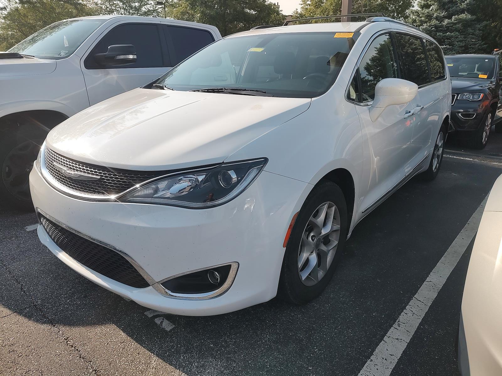 Used 2017 Chrysler Pacifica - photo 2
