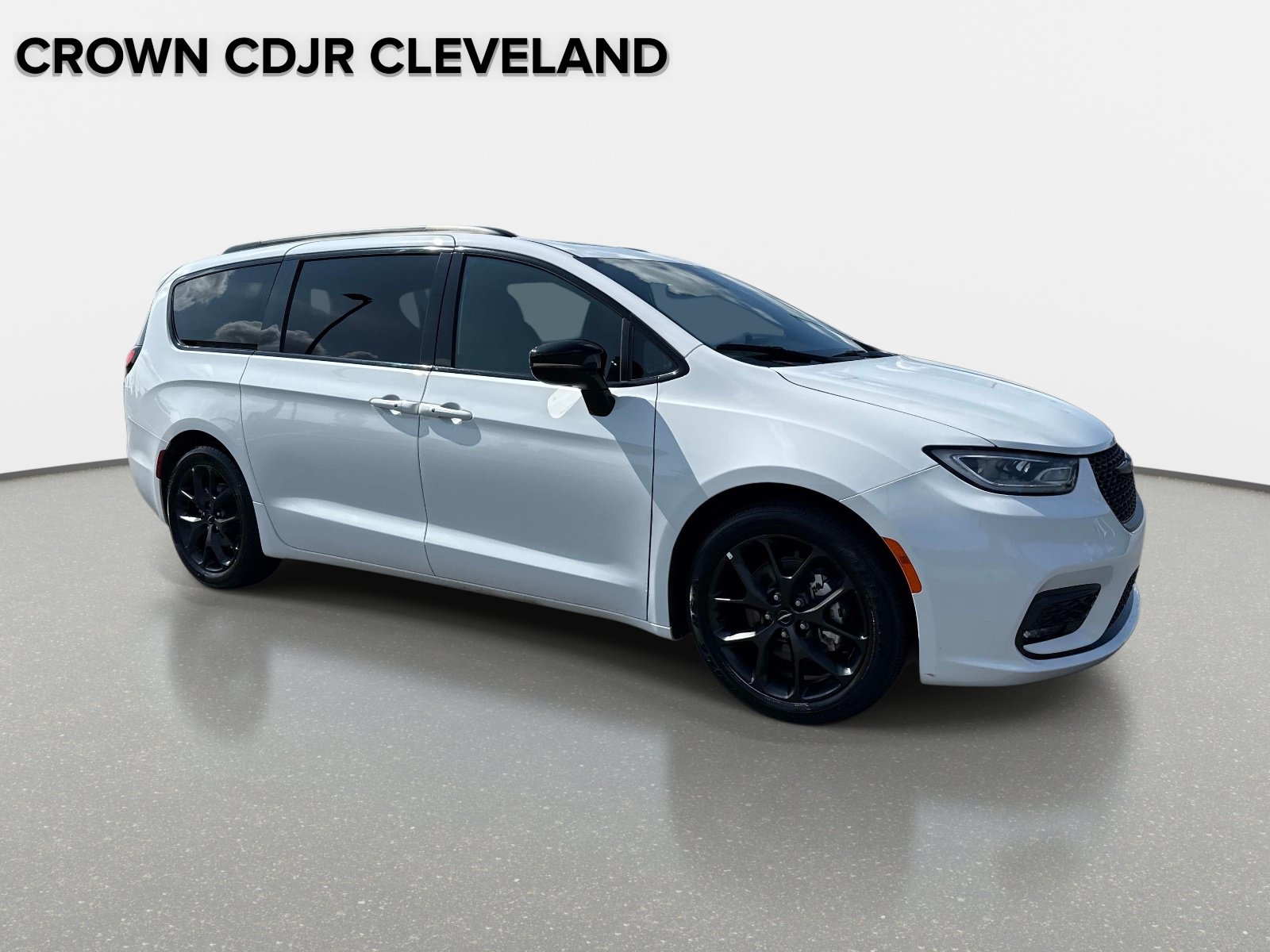 Used 2025 Chrysler Pacifica - photo 2