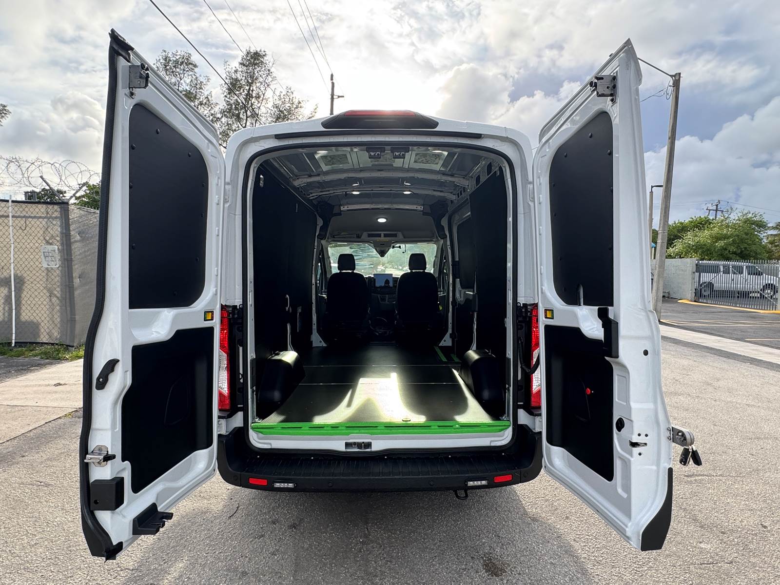 Used 2023 Ford E-Transit 350 - photo 29