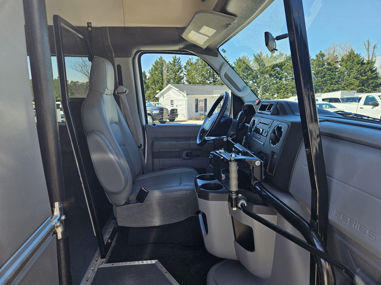 Used 2014 Ford E-350 - photo 29