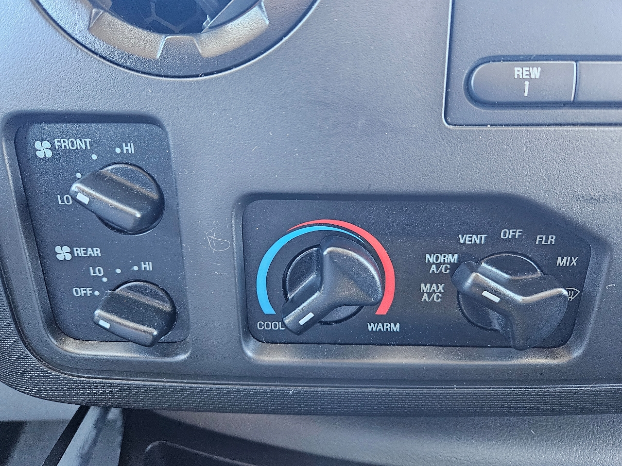 Used 2014 Ford E-350 - photo 44