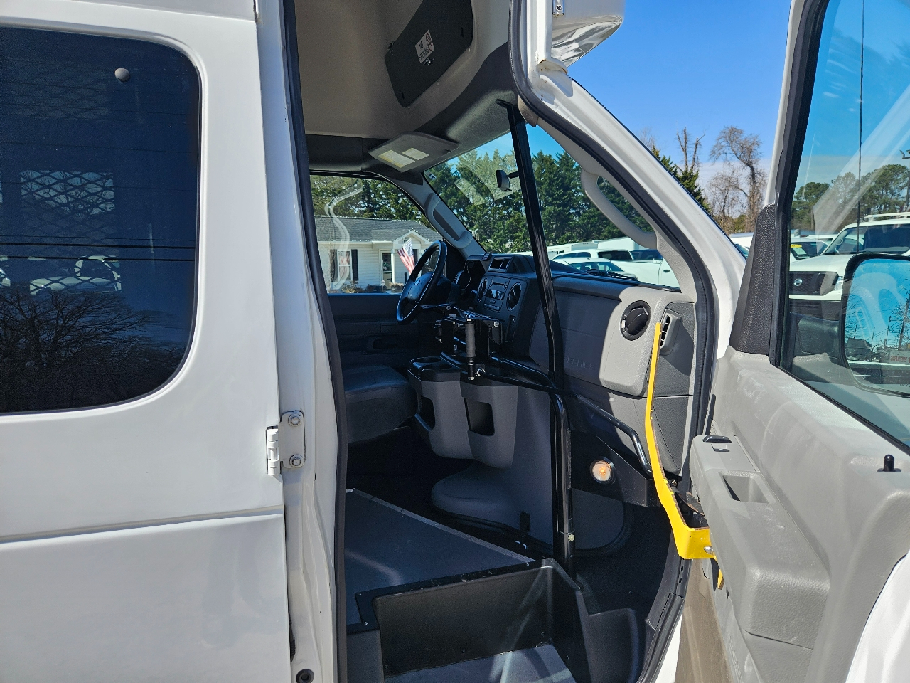 Used 2013 Ford E-350 - photo 28