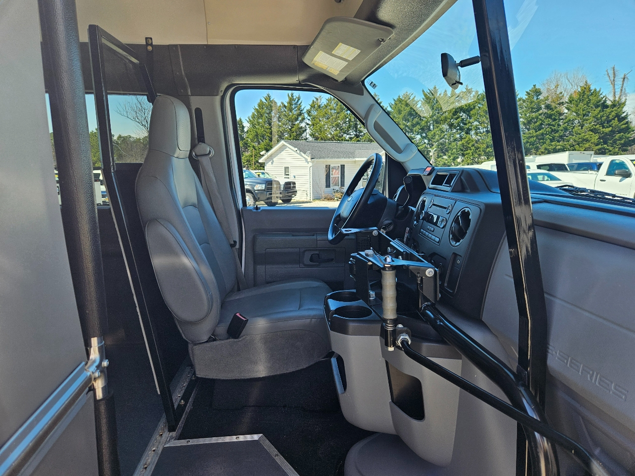 Used 2013 Ford E-350 - photo 29