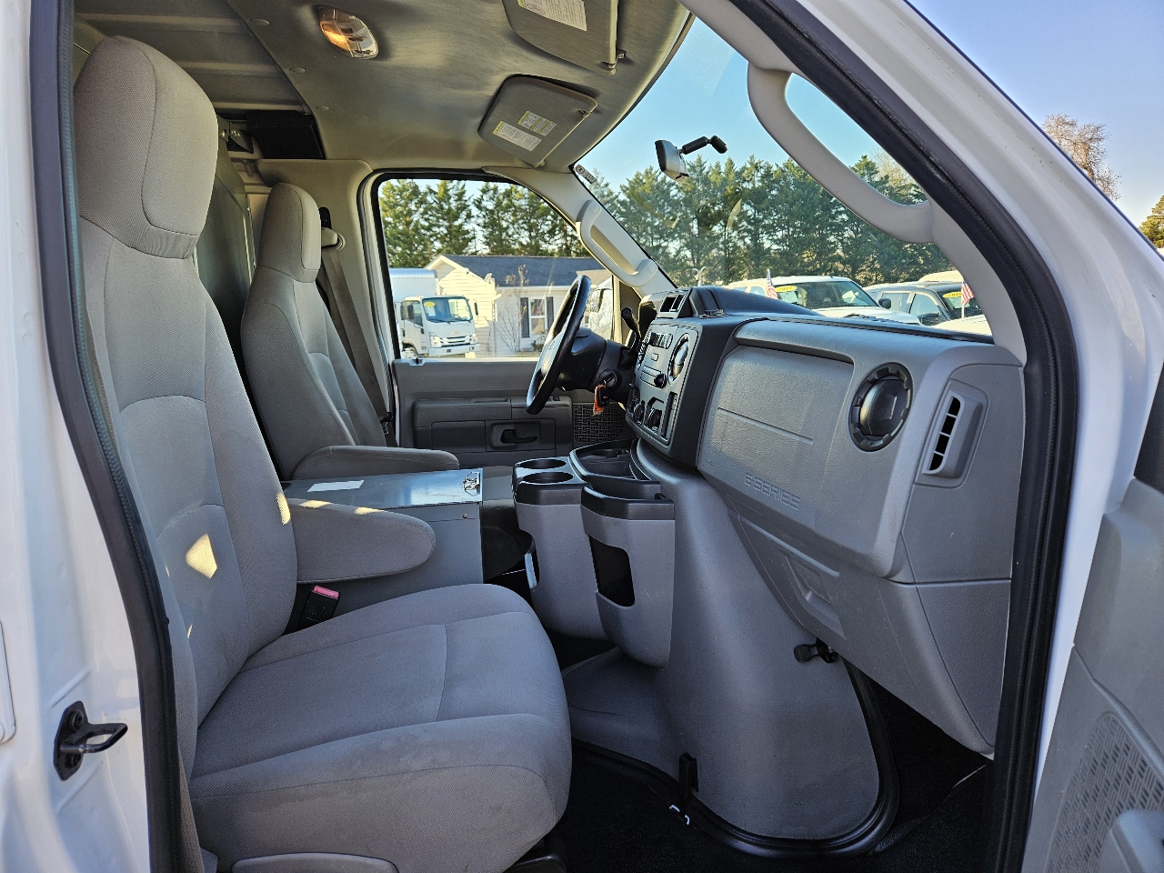 Used 2014 Ford E-250 - photo 32