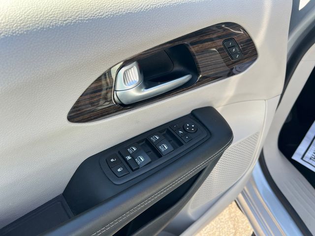 Used 2023 Chrysler Pacifica - photo 13