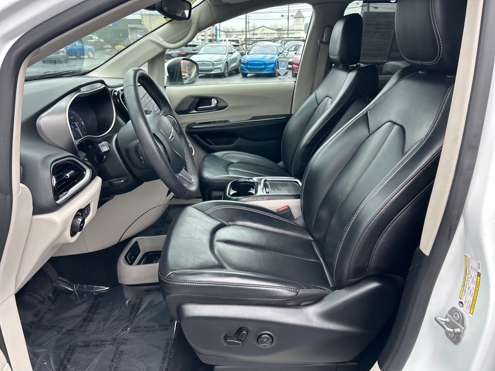 Used 2023 Chrysler Pacifica - photo 8