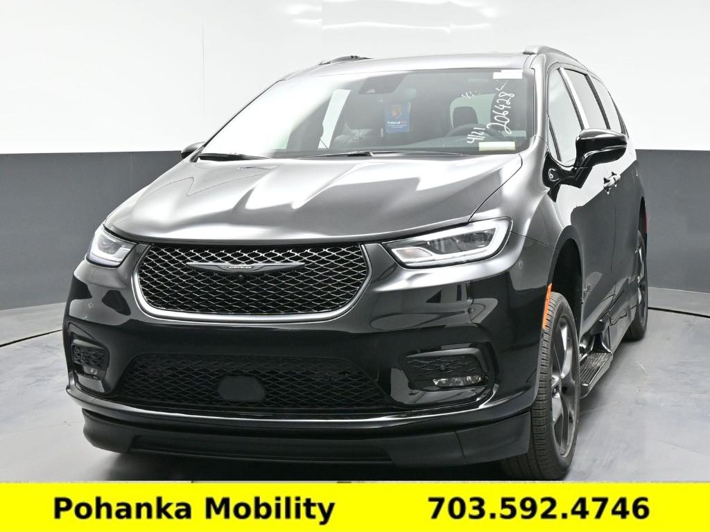 Used 2026 Chrysler Pacifica - photo 2