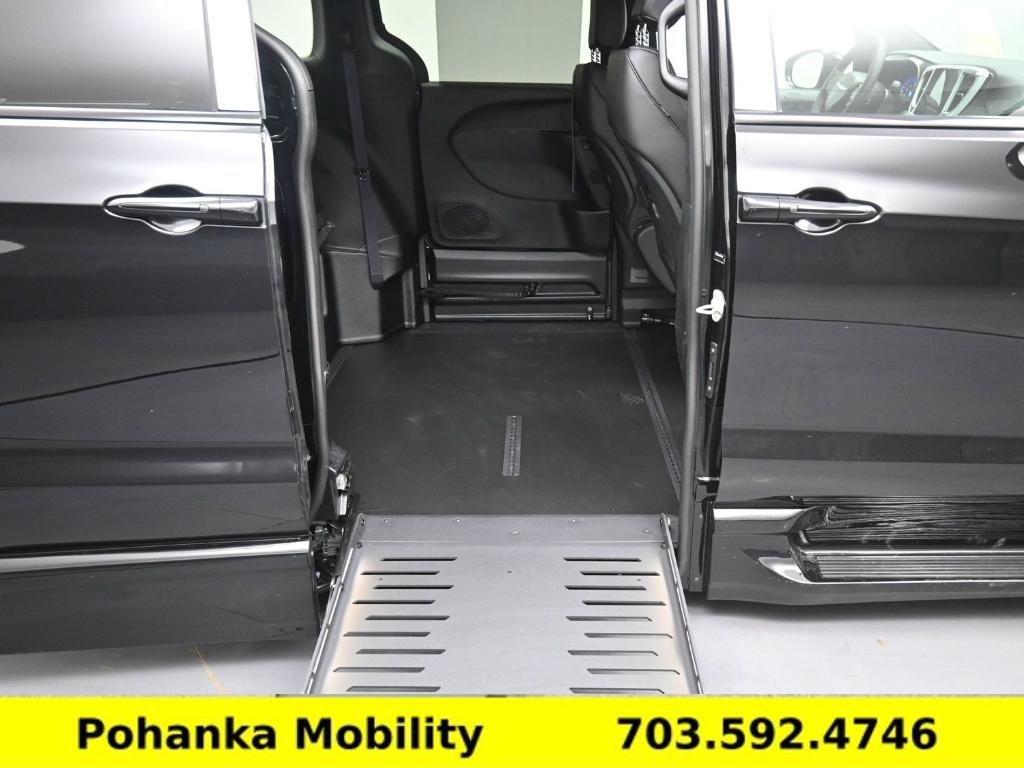 Used 2026 Chrysler Pacifica - photo 5