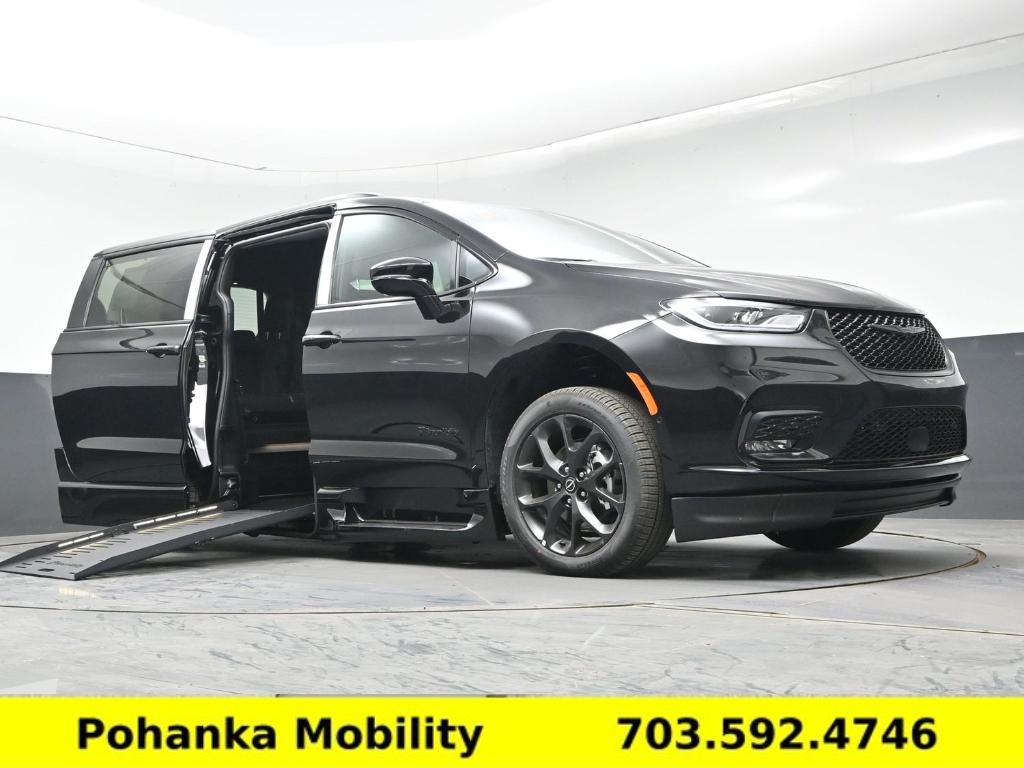 Used 2026 Chrysler Pacifica - photo 9