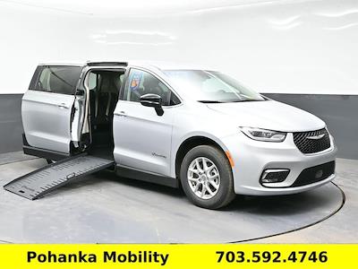 Used 2024 Chrysler Pacifica - photo 1