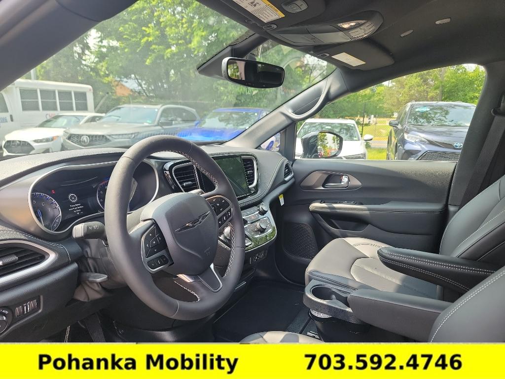 Used 2025 Chrysler Pacifica - photo 25