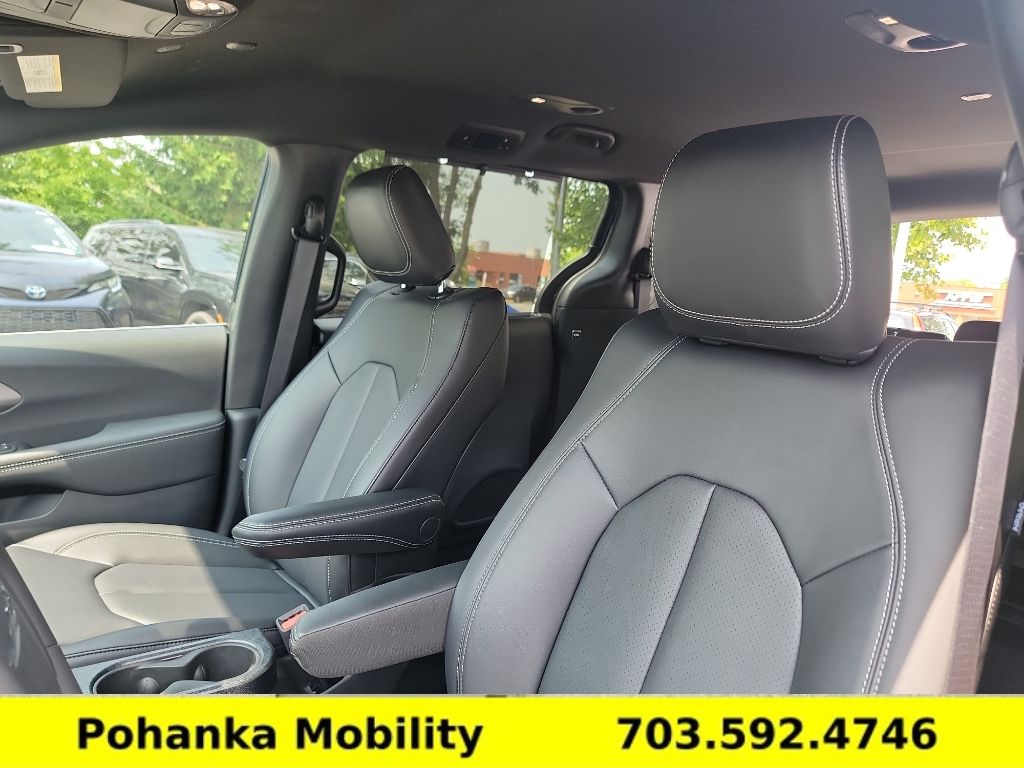 Used 2025 Chrysler Pacifica - photo 26