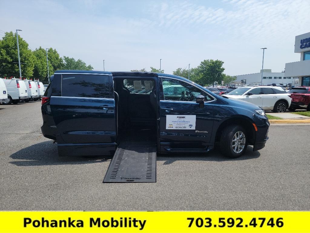 Used 2025 Chrysler Pacifica - photo 5