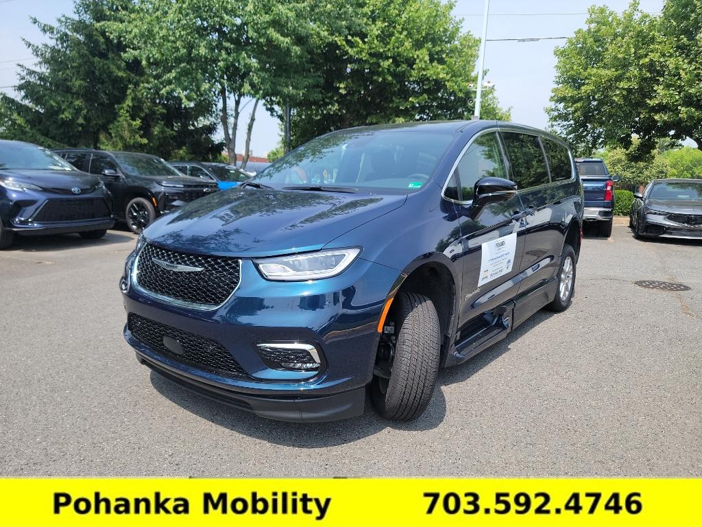Used 2025 Chrysler Pacifica - photo 7