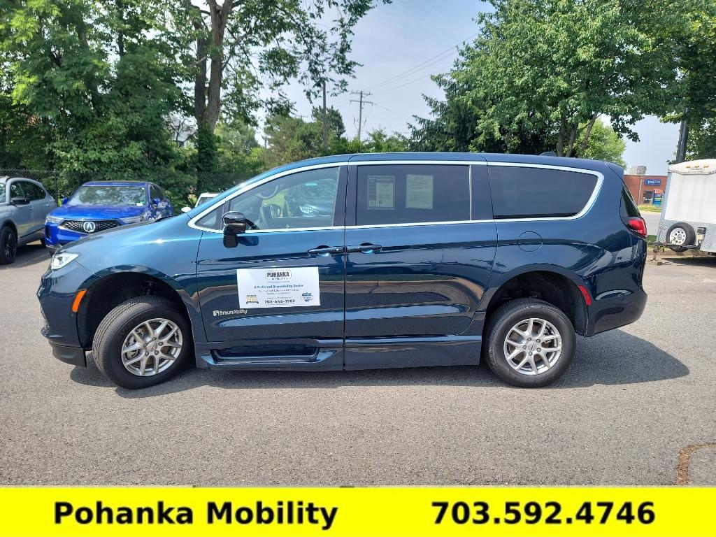 Used 2025 Chrysler Pacifica - photo 8