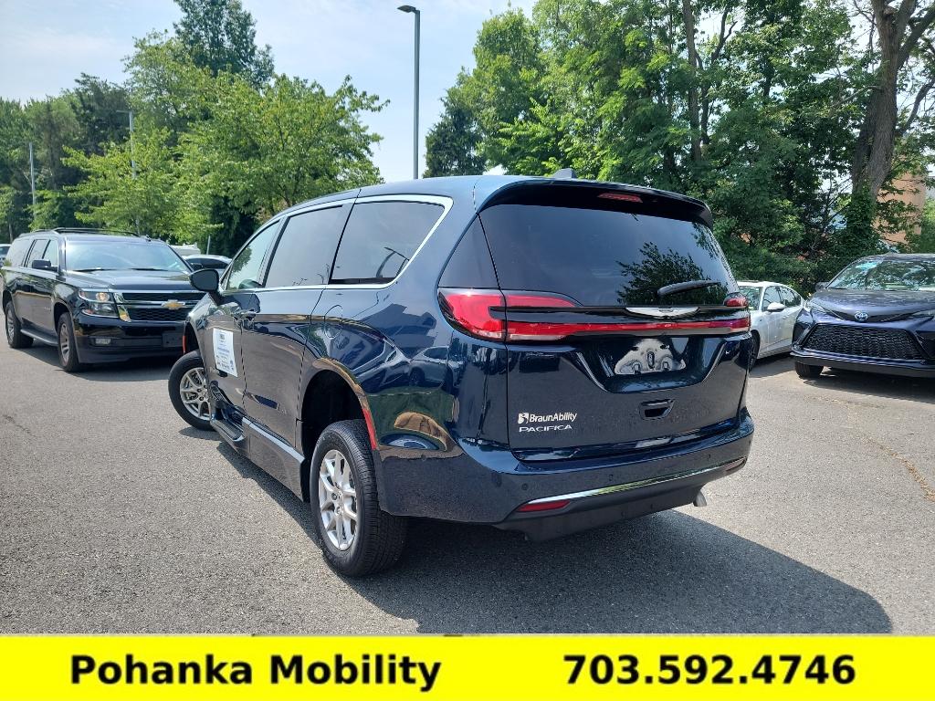 Used 2025 Chrysler Pacifica - photo 9