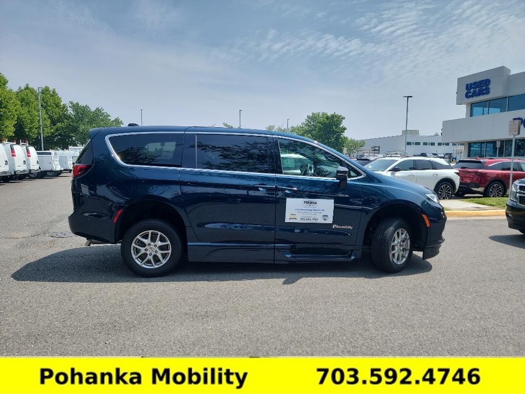 Used 2025 Chrysler Pacifica - photo 11