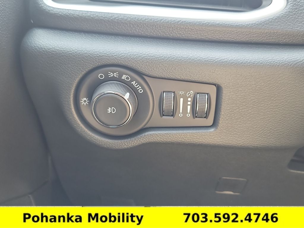 Used 2025 Chrysler Pacifica - photo 22