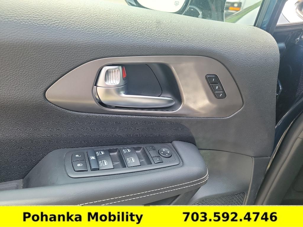 Used 2025 Chrysler Pacifica - photo 23