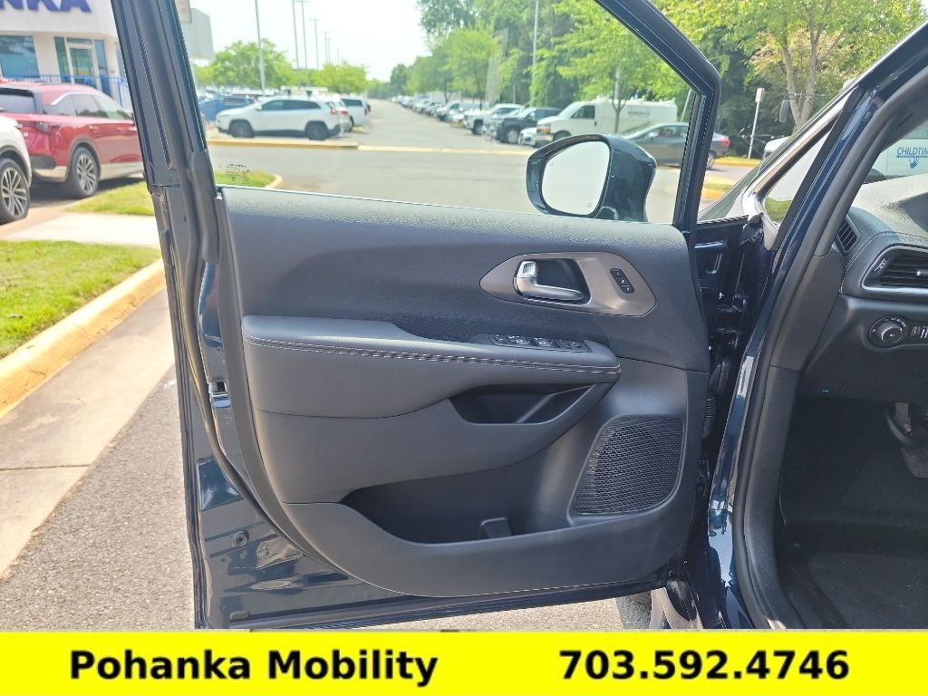 Used 2025 Chrysler Pacifica - photo 24