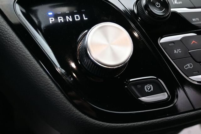Used 2025 Chrysler Pacifica - photo 1