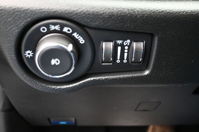 Used 2025 Chrysler Pacifica - photo 2